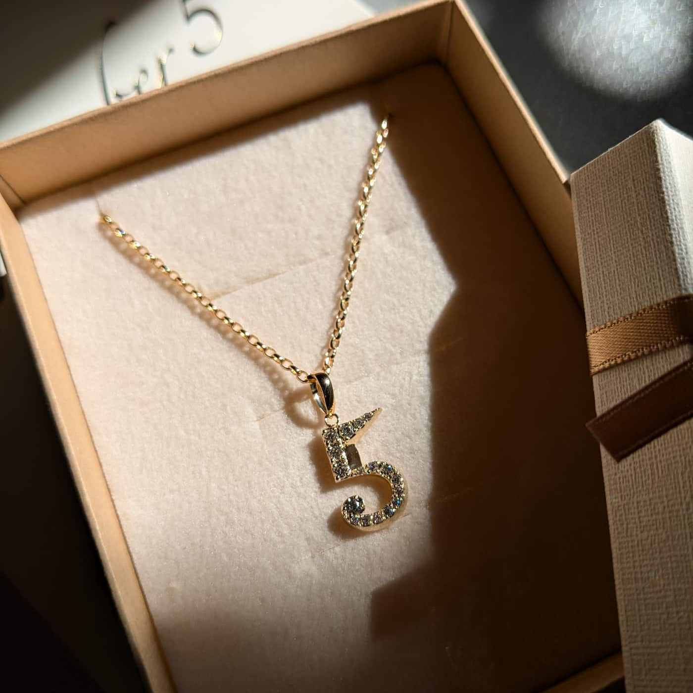 チェーンから取り外し可能なナンバーネックレス