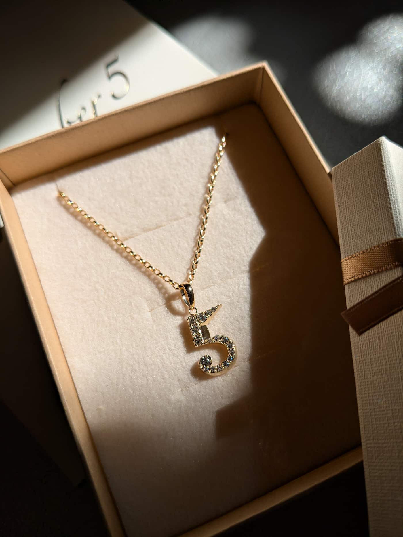 チェーンから取り外し可能なナンバーネックレス