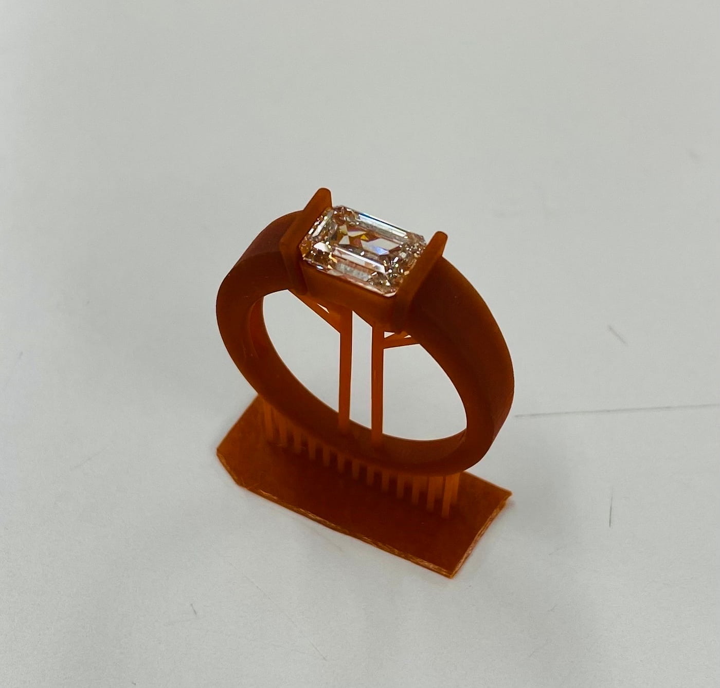 ラボグロウンダイヤモンド専門店『september5』のオーダーメイド・セミオーダーメイドの際の工程、樹脂（ゴム製）で原型を製作した写真。
