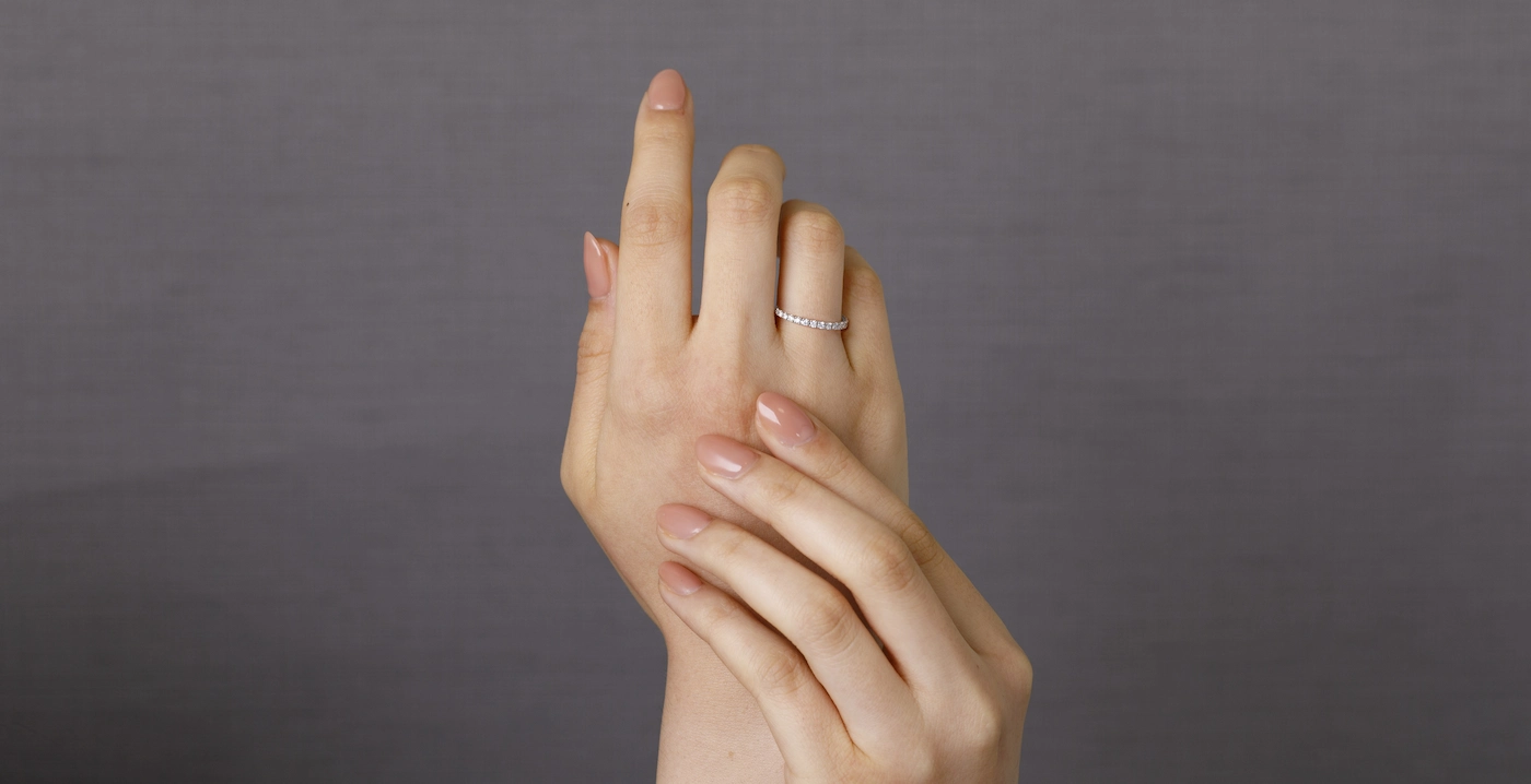 ラボグロウンダイヤモンド専門店『september5』（セプテンバーファイブ・セプテンバー５）のプラチナ使用0.３ctハーフエタニティリング。右手薬指の着画。
