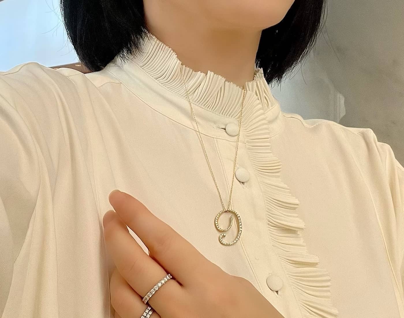 ラボグロウンダイヤモンド専門店『september5』のナンバーネックレス（数字ネックレス）数字９の形のプラチナネックレスの着画