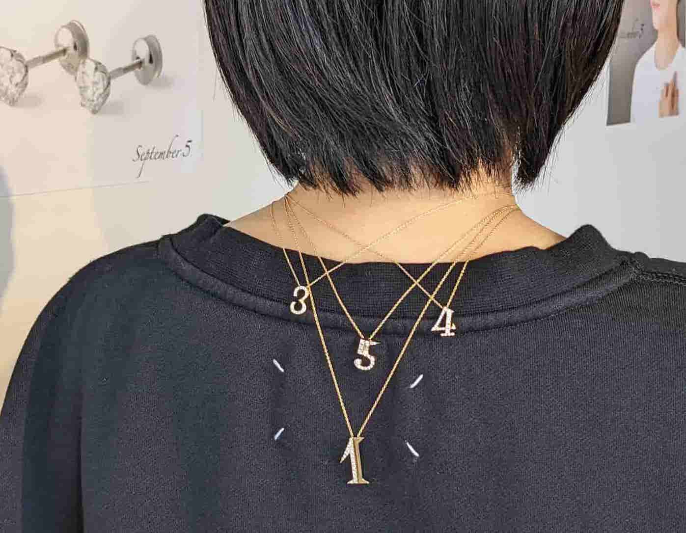 ラボグロウンダイヤモンド専門店『september5』のナンバーネックレス（数字ネックレス）数字1/3/4/5の形のK18イエローゴールドネックレスの着画