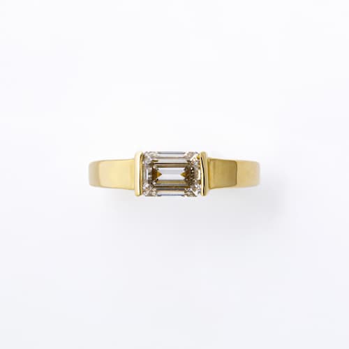 ラボグロウンダイヤモンド専門店『september5』オーダーメイドジュエリー、オリジナル製作の指輪。ゴールドの地金に大粒のスクエアーのラボグロウンダイヤモンドを中央に施したデザイン。